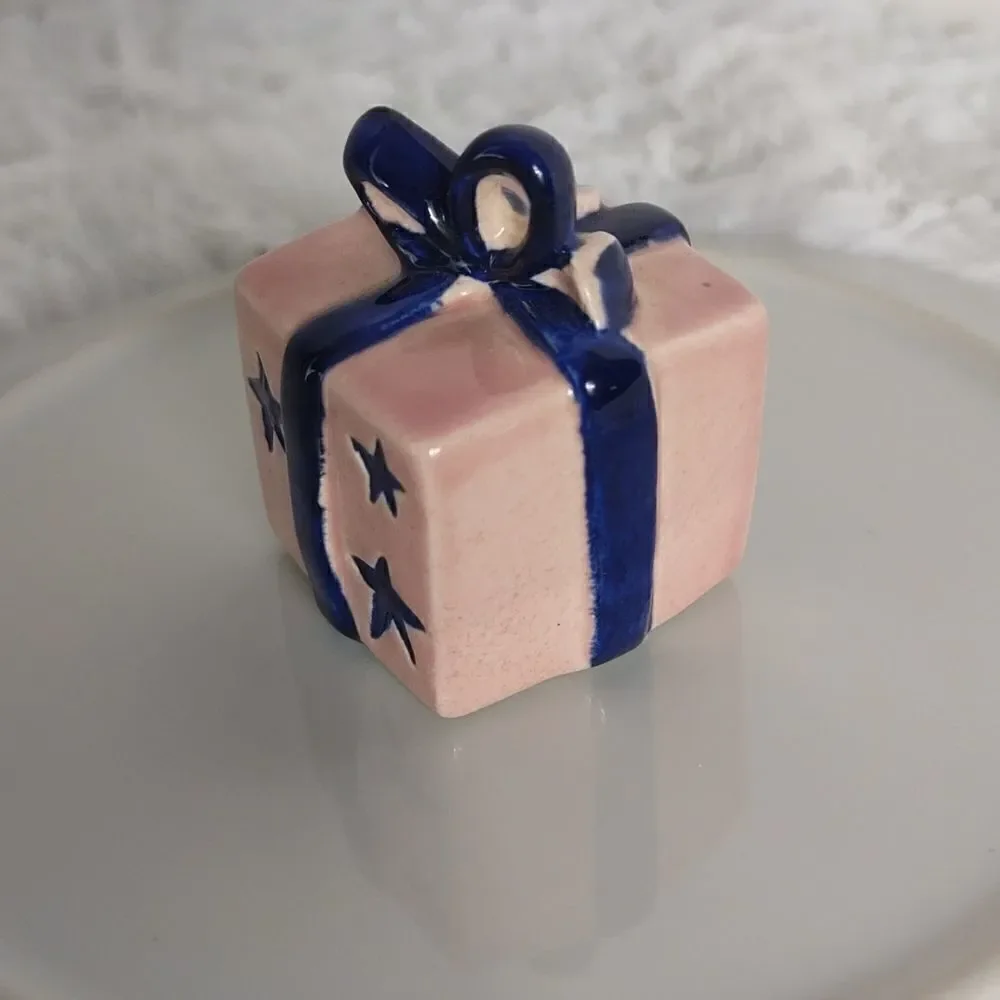 Goebel Porcelain Miniature Gift Box - Picture 4 of 5